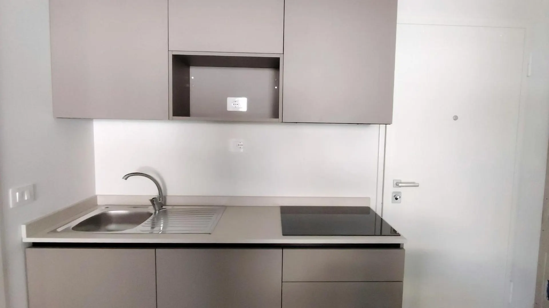 شقة Super Modern Flat With Large Balcony In بيبيوني